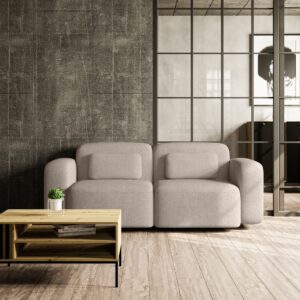 Beżowa sofa ORCHID w gustownej aranżacji salonu, widok od frontu. Wyjątkowy design i delikatna forma doskonale komponują się z nowoczesnym otoczeniem.