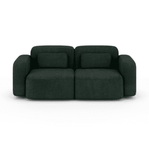 Zielona sofa ORCHID na białym tle, widok frontalny. Stylowy mebel o miękkich, opływowych kształtach i subtelnym wykończeniu, doskonały do eleganckich wnętrz.
