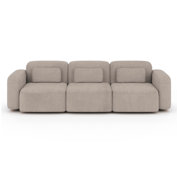 Elegancka sofa w kolorze beżowym, widok frontalny na białym tle. Nowoczesna, trzyosobowa kanapa o miękkich kształtach i gustownym wykończeniu, idealna do stylowych wnętrz.