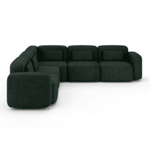 Przestronny narożnik w kształcie litery L w kolorze zielonym, widok frontalny na białym tle. Elegancka, wieloosobowa sofa z szerokim siedziskiem i stylowym wykończeniem, idealna do nowoczesnych wnętrz.