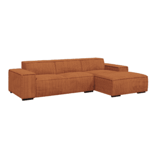 Sofa narożna Cancun w kolorze czerwonym, ustawiona pod kątem. Mebel tapicerowany sztruksem POSO, nierozkładany.
