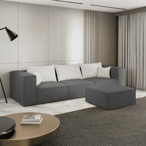Ciemnoszara sofa 3-osobowa z pufą, ustawiona w salonie, widok z boku. Zdjęcie prezentuje elegancki i stonowany charakter wnętrza.