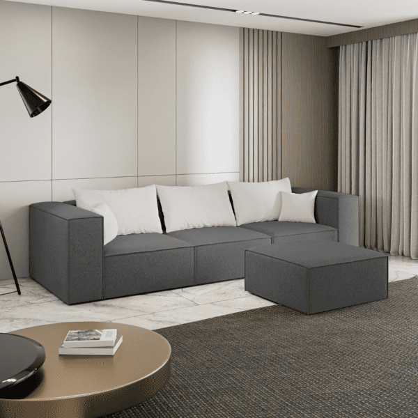 Ciemnoszara sofa 3-osobowa z pufą, ustawiona w salonie, widok z boku. Zdjęcie prezentuje elegancki i stonowany charakter wnętrza.