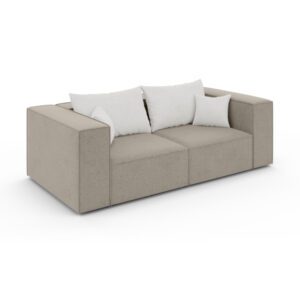 Dwuosobowa sofa POPPY w beżowej tapicerce z jasnymi poduszkami, przedstawiona pod kątem; nowoczesna i kompaktowa forma.