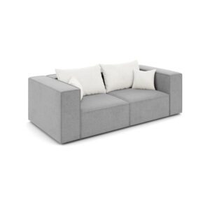 Szara sofa POPPY dla dwóch osób z jasnymi poduszkami, przedstawiona pod kątem; uniwersalny design i kompaktowe wymiary.