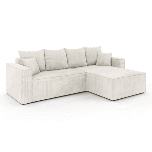 Sofa narożna Cori kremowy, ujęcie pod kątem na białym tle. Akcent na proporcje i detale mebla.