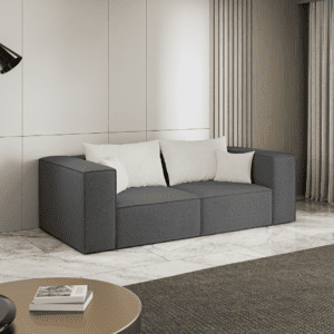 Ciemnoszara sofa w aranżacji z boku. Obraz inspiracyjny pokazujący mebel w przytulnym, stonowanym wnętrzu.