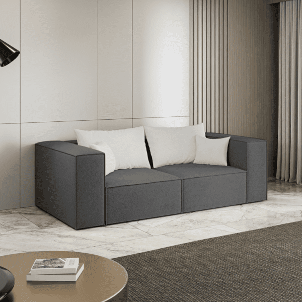 Ciemnoszara sofa w aranżacji z boku. Obraz inspiracyjny pokazujący mebel w przytulnym, stonowanym wnętrzu.
