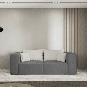 Ciemnoszara dwuosobowa sofa w stylowym salonie, zdjęcie od frontu. Zdjęcie pokazuje komfort i estetykę.
