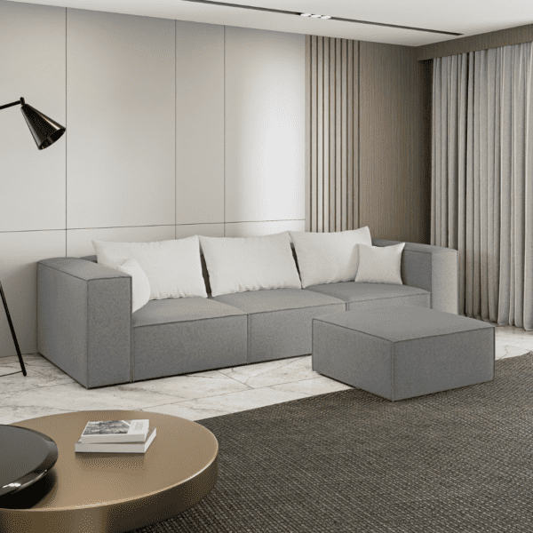 Szara sofa 3-osobowa z pufą w nowoczesnej aranżacji, widok z boku. Obraz inspiracyjny pokazujący prostotę i elegancję.