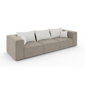 Trzyosobowa sofa POPPY w beżowej tapicerce, pokazana z ukosa, z białymi poduszkami i prostą, geometryczną formą.