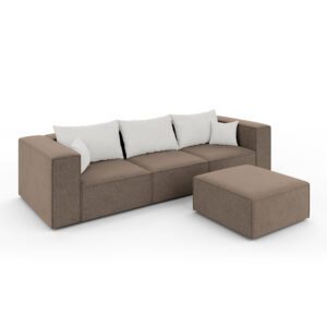 Sofa POPPY w ciepłym brązie, z dopasowaną pufą i jasnymi poduszkami, pokazana pod skosem; idealna do przytulnych wnętrz.