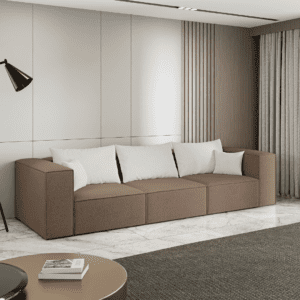 Brązowa sofa trzyosobowa w klasycznym salonie, widok z boku. Zdjęcie pokazuje, jak sofa wpisuje się w domowy klimat.