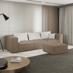 Brązowa sofa z pufą ustawiona w eleganckim salonie, widok boczny. Obraz aranżacyjny pokazujący przyjazny klimat wnętrza.