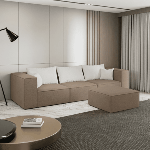 Brązowa sofa z pufą ustawiona w eleganckim salonie, widok boczny. Obraz aranżacyjny pokazujący przyjazny klimat wnętrza.