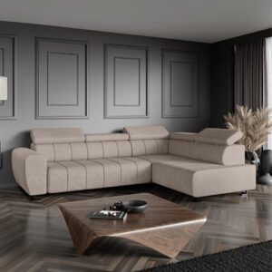 Beżowy narożnik Lotus w aranżacji salonu, widok pod kątem, drewniany stolik kawowy na pierwszym planie.