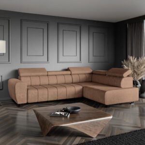 Brązowy narożnik Lotus w aranżacji salonu, szare ściany i drewniany stolik kawowy przed sofą.