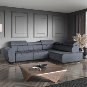 Ciemnoszary narożnik Lotus w aranżacji salonu, ujęcie pod kątem, drewniany stolik kawowy na pierwszym planie.