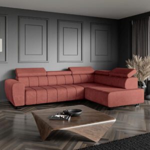 Czerwony narożnik Lotus w aranżacji salonu, widok pod kątem z przodu, szara ściana i drewniany stolik kawowy.