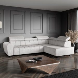 Jasnoszary narożnik Lotus w aranżacji salonu, ujęcie pod kątem z przodu, stolik kawowy na drewnianej podłodze.