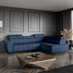 Niebieski narożnik Lotus w nowoczesnym salonie, widok pod kątem, stolik kawowy na pierwszym planie.